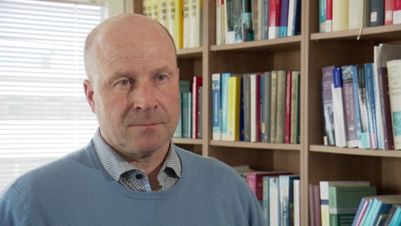 Professor Florian Becker, Verfassungsrechtler der Uni Kiel, schaut in die Kamera. Professor Florian Becker, Verfassungsrechtler der Uni Kiel, schaut in die Kamera. © NDR