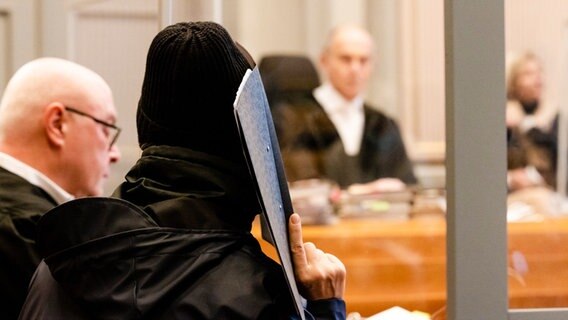 Die Angeklagte (2.v.l) schaut zum Vorsitzenden Richter Carsten Tep © dpa-Bildfunk Foto: Frank Molter