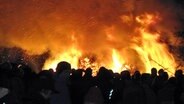 Menschen vor einem großen Biike-Feuer am Dockkoog in Husum © Fiete Pingel Foto: Fiete Pingel