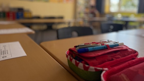 Eine Federtasche auf einem Schultisch in einem Klassenraum © NDR Foto: Tobias Gellert