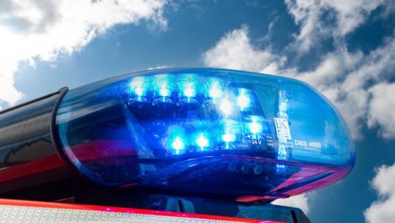 Detail eines Blaulichtes an einem Feuerwehrwagen im Betrieb vor einem blauen Himmel mit Schönwetterwolken. © picture alliance Foto: Torsten Sukrow/SULUPRESS.DE