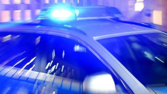 Ein Polizeifahrzeug fährt mit Blaulicht. © picture alliance/dpa Foto: Carsten Rehder