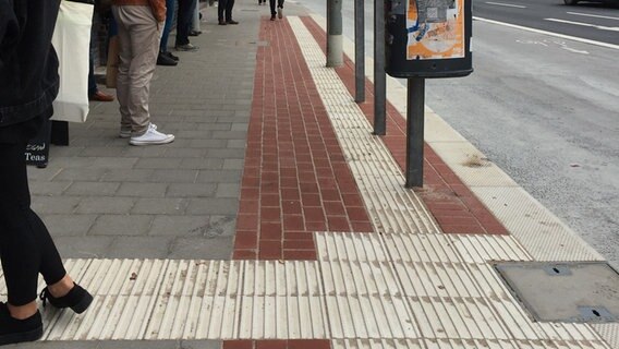 Ein Blindenstreifen ist an einer Bushaltestelle verlegt © NDR Foto: Christine Lossmann