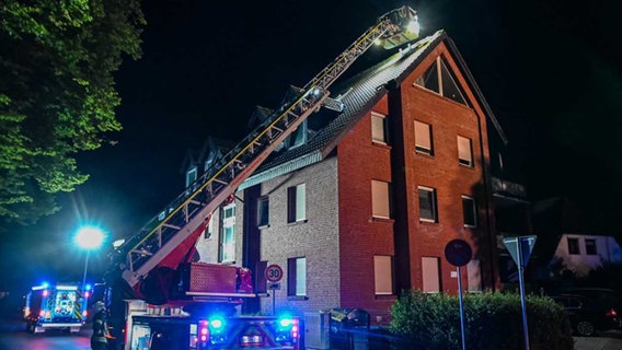 Feuerwehreinsatz an einem Hausdach © Arne Jappe Foto: Arne Jappe