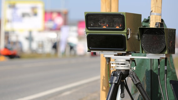 Ein Radarmessgerät steht am Straßenrand. © NDR Foto: Pavel Stoyan