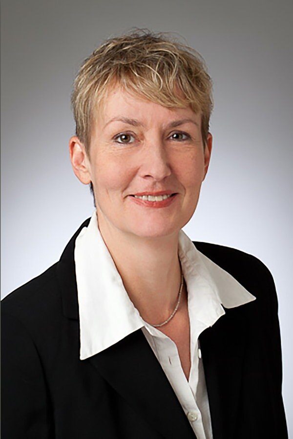 Verena Blöcher, Sprecherin von Verivox, lächelt auf einem Porträtfoto in die Kamera. Verena Blöcher, Sprecherin von Verivox, lächelt auf einem Porträtfoto in die Kamera. © Verivox