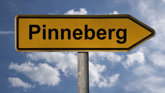 Detailansicht eines Wegweisers mit der Aufschrift Pinneberg. © picture alliance Foto: Gunter Kirsch