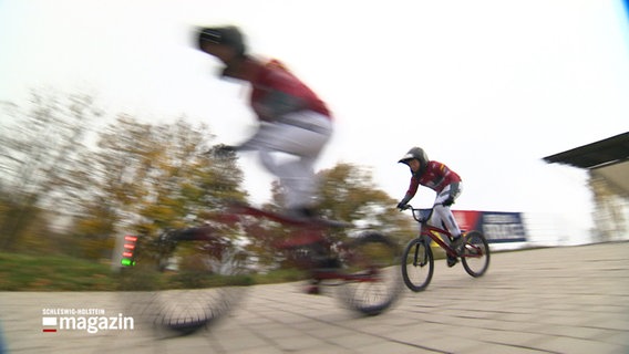 Zwei Jungs fahren mit ihrem BMX-Rad einen Parcour © NDR Screenshot 