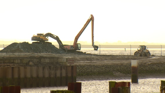 Zwei Bagger arbeiten an einem Gewässer. © NDR 