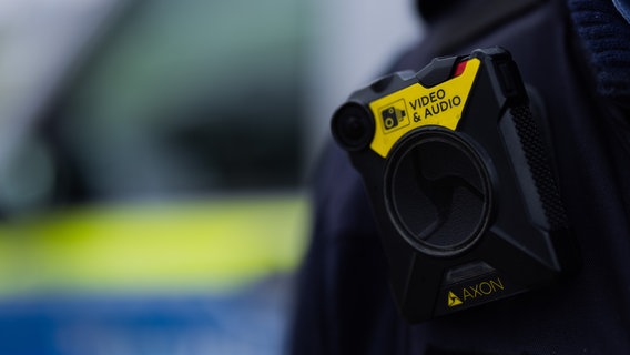 Eine Bodycam für Audio- und Videoaufnahme steckt an einer Uniform einer Polizistin. © picture alliance / dpa/  Rolf Vennenbernd Foto: picture alliance / dpa/  Rolf Vennenbernd