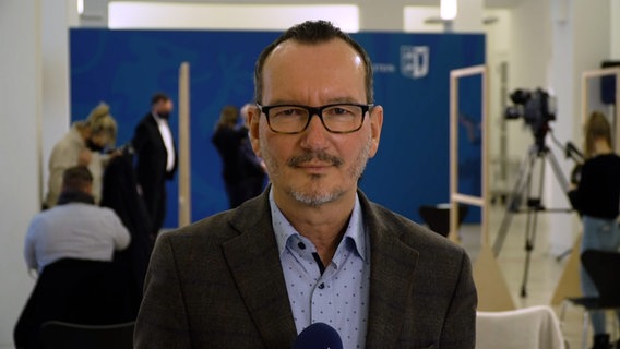 NDR-Reporter Stefan Böhnke gibt ein Statement im Landeshaus ab. © NDR 