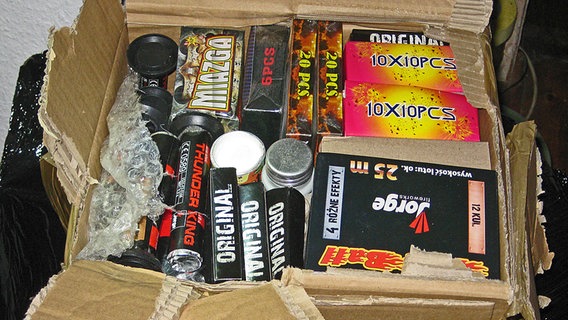 Ein aufgerissener Karton voller Böller © NDR Foto: Landeskriminalamt - SH