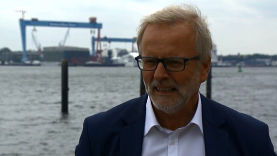 Der Landesvorsitzender der Gewerkschaft der Polizei Manfred Börner steht vor der Kieler Förde. Der Landesvorsitzender der Gewerkschaft der Polizei Manfred Börner steht vor der Kieler Förde. © NDR