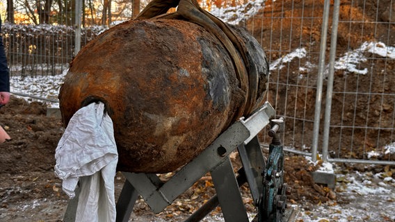 Eine vom Kampfmittelräumdienst entschärfte Fliegerbombe steht auf einem Gestell im Werftpark im Kieler Stadtteil Gaarden. © NDR Foto: Christian Wolf