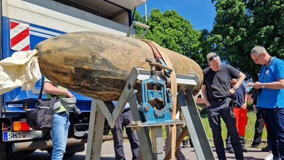 Eine in Barmstedt entschärfte Bombe und der dazugehörige Zünder. © NDR Foto: Oliver Kring