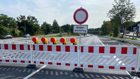 Ein Verkehrsschild weist auf eine Bombenentschärfung hin. © NDR Foto: Mat Gellert