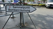 Ein weißes Schild mit dem Schriftzug "Sammelunterkunft Bombenentschärfung" steht vor dem Eingang zur Schwentine Mensa der Fachhochschule Kiel im Kieler Stadtteil Dietrichsdorf bei einer Bombenentschärfung. © NDR Foto: Christiane von Possel
