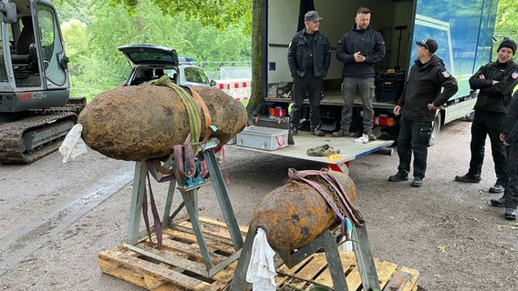 Die beiden entschärften Bomben in Kiel © NDR/ Philipp Eggers Foto: Philipp Eggers