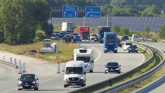 Autos umfahren einen augenscheinlich ausgebrannten Pkw auf der A7 am Bordesholmer Dreieck in Fahrtrichtung Hamburg © Daniel Friedrichs Foto: Daniel Friedrichs