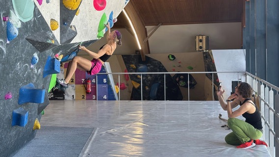 Eine Frau hängt an einer Kletterwand. © NDR Foto: Lena Haamann