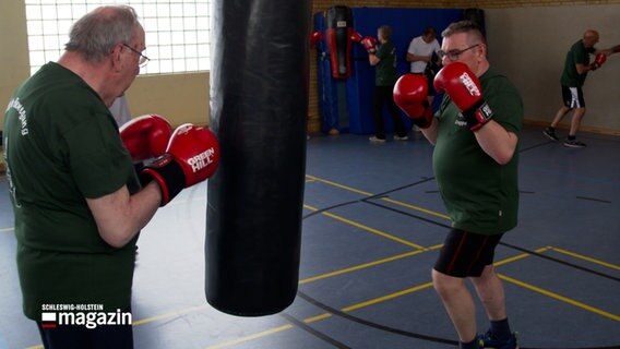 Zwei Männer trainieren boxen. © NDR 