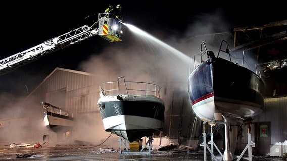 Eine jachtlagerhalle in Neustadt im Kreis Ostholstein steht in Flammen. © NDR Foto: Hauke Bülow