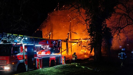 Die Feuerwehr löscht eine brennende Lagerhalle. © Arne Jappe Foto: Arne Jappe