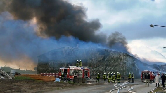 Eine Rauchsäule steigt über eine große in Brand geratene Lagerhalle in Stangheck (Kreis Schleswig-Flensburg). © Westküsten-News 