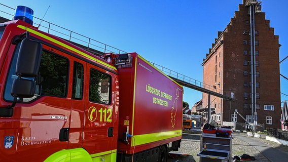 Ein Feuerwehrauto steht vor einem Silo auf Fehmarn. © Arne Jappe / Digitalfotografie Nyfeler & Jappe Foto: Arne Jappe