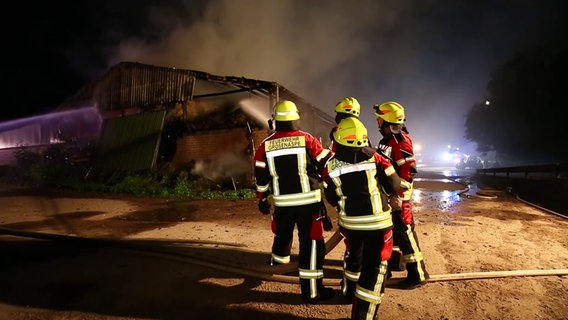 Die Feuerwehr löscht eine brennende Lagerhalle. © NDR Foto: NDR