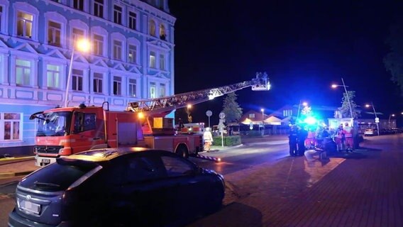 Einsatzfahrzeuge und Einsatzkräfte vor dem Haus in dem es gebrannt hat. © westkuesten-news.de Foto: Sebastian Iwersen
