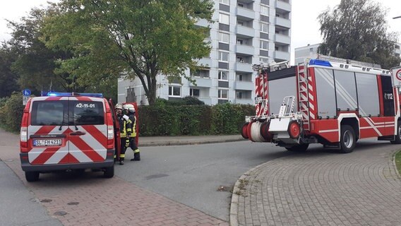 Einsatzkräfte der Feuerwehr rücken in Harrislee (Kreis Schleswig-Flensburg) aus, nachdem es in einem Hochhaus gebrand hat. © Benjamin Nolte Foto: Benjamin Nolte