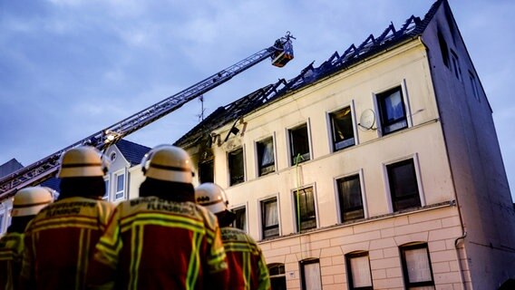 The fire brigade is on duty in the event of a fire in Flensburg's Neustadt.  © Axel Heimken/dpa Photo: Axel Heimken/dpa