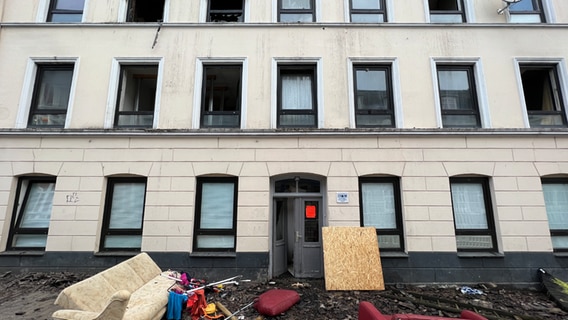 Die Folgen des Großbrandes in einem Flensburger Mehrfamilienhaus. © NDR Foto: Jörg Jacobsen