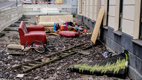 Household goods and a bicycle lie in the Flensburger Neustadt at an apartment building in which two people died in a fire, in the remains of the fire.  © Axel Heimken/dpa Photo: Axel Heimken/dpa