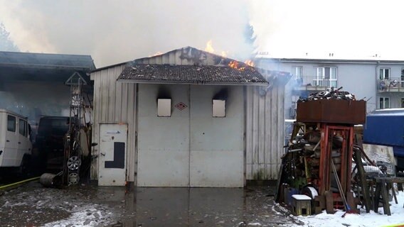 Eine kleine Lagerhalle  in Neuschönningstedt - einem Ortsteil von Reinbek steht in Flammen. © TeleNewsNetwork 
