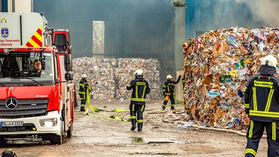 Feuerwehrleute auf einem Betriebsgelände auf der ein Feuer ausgebrochen ist © nordpresse mediendienst Foto: Sebastian Iwersen