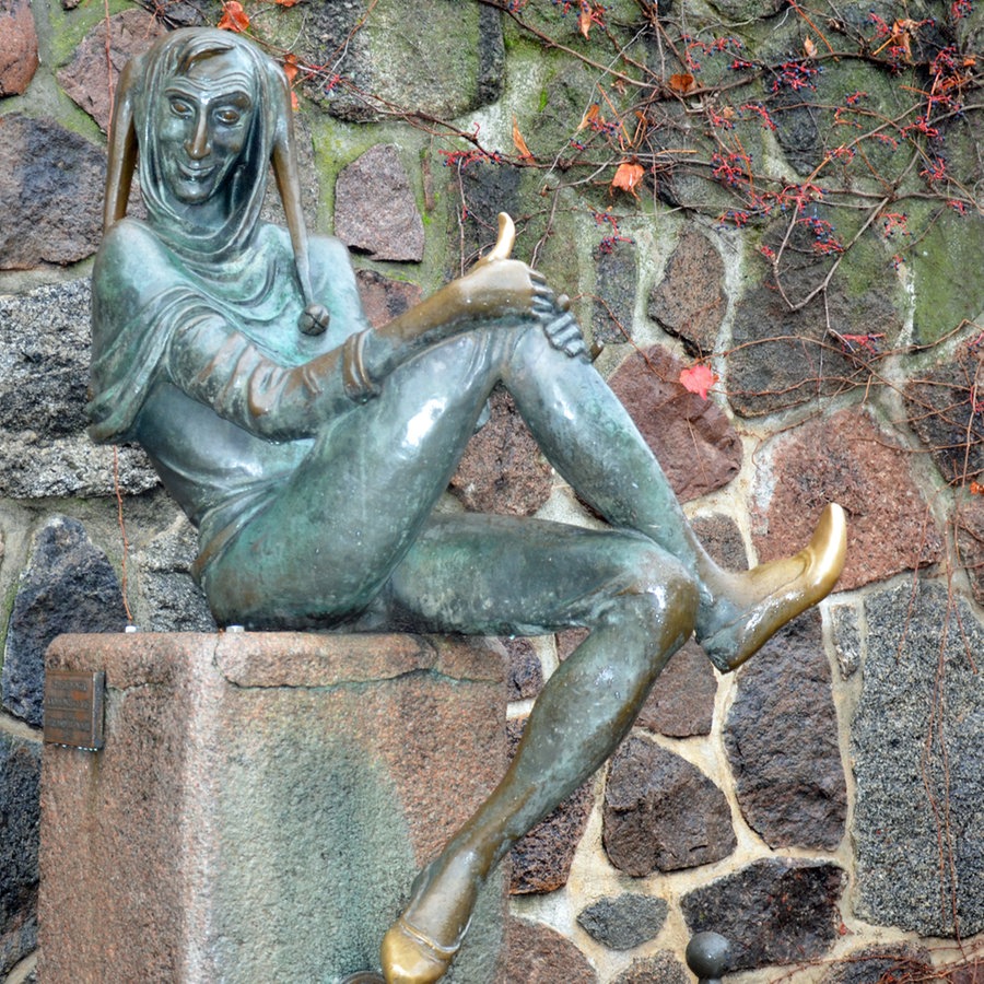 Eine Statue von Till Eulenspiegel steht in Mölln. © NDR Foto: Katrin Bohlmann