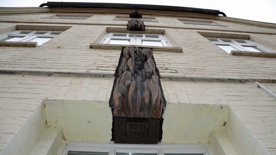 Ein weißer Kinkerhaus ist von unten zu sehen. © NDR Foto: Katrin Bohlmann