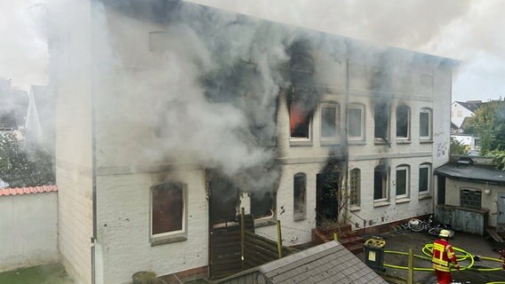 Feuerwehrleute bekämpfen einen Brand in einem Mehrfamilienhaus. © dpa-Bildfunk Foto: Benjamin Nolte