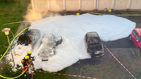 Einsatzkräfte der Feuerwehr löschen drei brennende Fahrzeuge. © privat 