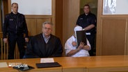 Ein mutmaßlicher Brandstifter sitzt in einer Gerichtsverhandlung. © NDR 