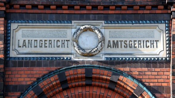Das Schild über dem Eingang zum Landgericht in Flensburg © dpa-Bildfunk Foto: Carsten Rehder