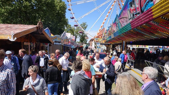 Menschen tummeln sich auf dem Brarup-Markt. © Brarup-Markt Foto: Brarup-Markt