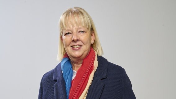 Eine Frau blickt in die Kamera, es ist die parteilose Bürgermeisterkandidaten für Bredstedt, Isabell Thomas © Fotografie Reinhard Witt Foto: Fotografie Reinhard Witt