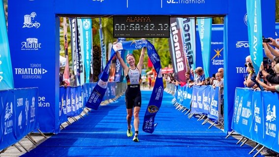 Triathletin Julia Bröcker beim Zieleinlauf in Alanya. © Yagiz Gürtug Foto: Yagiz Gürtug