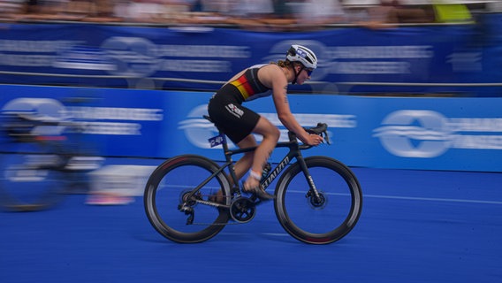 Triathletin Julia Bröcker auf dem Fahrrad. © Theo Bettin Foto: Theo Bettin