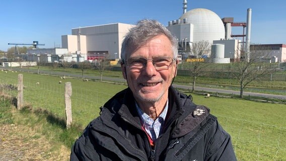 Zusehen ist Karsten Hinrichsen vor dem borkdorfer Kraftwerk. Zusehen ist Karsten Hinrichsen vor dem borkdorfer Kraftwerk. © NDR Foto: Jonas Salto