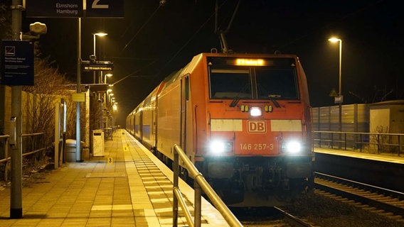 Regionalzug am Brokstedter Bahnhof nach Messerangriff © Danfoto/ Daniel Friederichs Foto: Daniel Friederichs