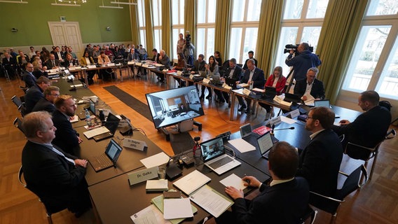 Der Innen- und Rechtsausschuss des Landtags in Kiel bei einer Sitzung zum Messerangriff in Brokstedt © dpa-Bildfunk Foto: Marcus Brandt/dpa